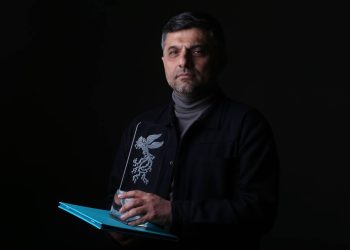 برنده سیمرغ بلورین بهترین پوسترجشنواره فیلم فجر ۴۳؛انرژی طراح و هنرمند باید معطوف به حقیقت کاری که می‌کند باشد