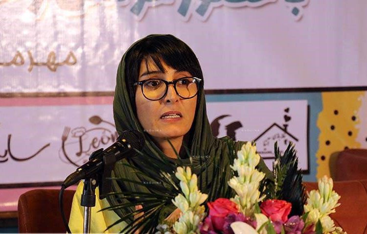 چه کسی چراغ ها را پیش از آغاز اجرا خاموش می کند؟